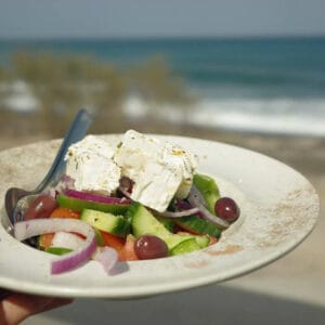 Χωριάτικη σαλάτα με θέα - Εστιατόριο Κοψίδι Σαντορίνη Κρεατικά